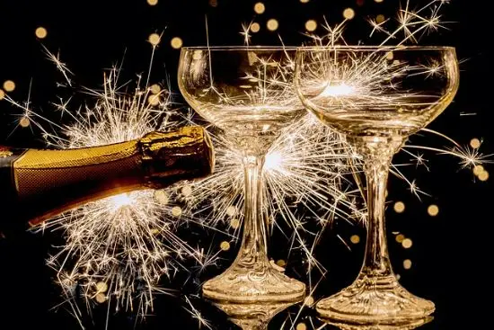 Brindisi e bicchieri per Capodanno in Puglia